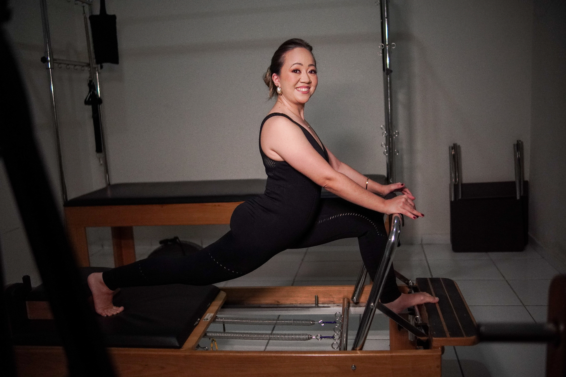 Clara em prática no Reformer do Studio Revitalle